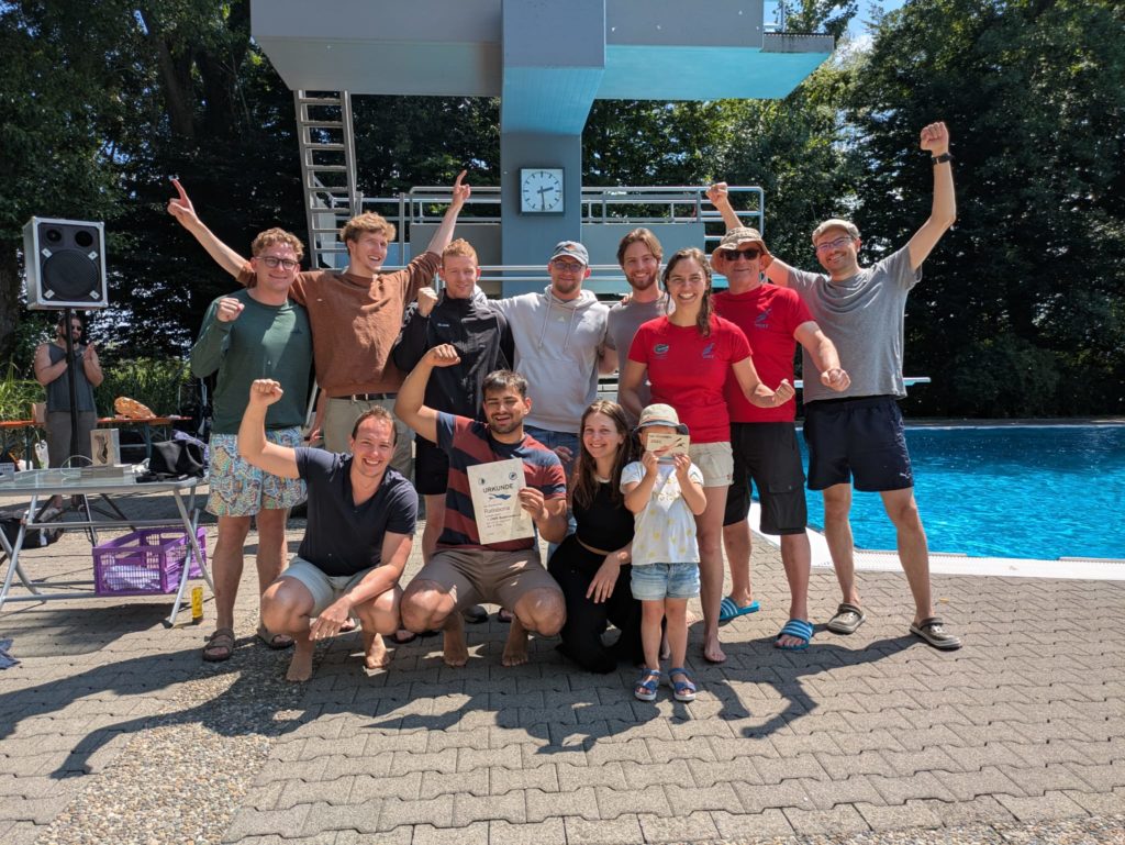 Team TC Ratisbona bei Siegerehrung 2.Platz mit Pokal